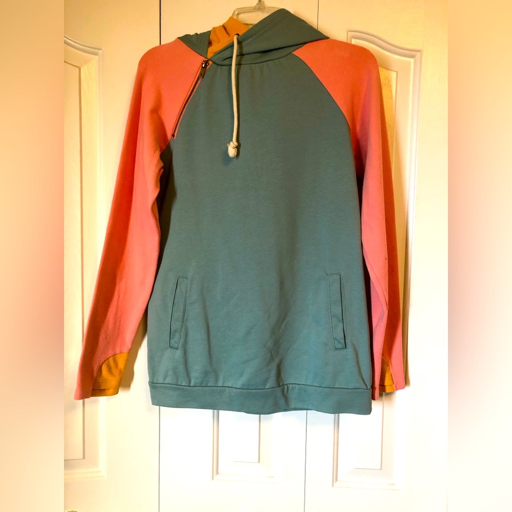 Ampersand Ave double hood with pockets.